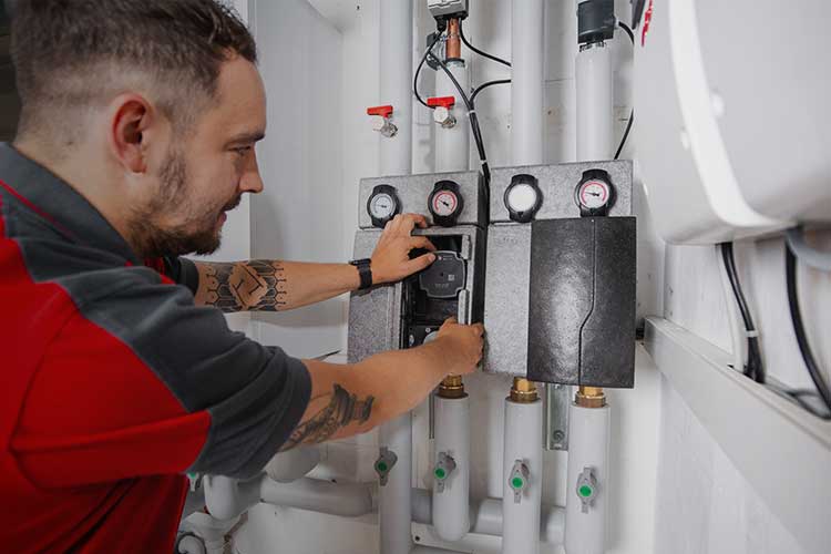 WLCO Techniker stellt die Heizanlage ein