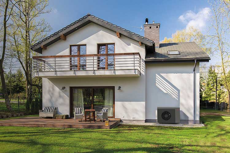 Haus mit Balkon, Terasse und Luft-Wasser-Wärmepumpe AEROTOP SPK von ELCO