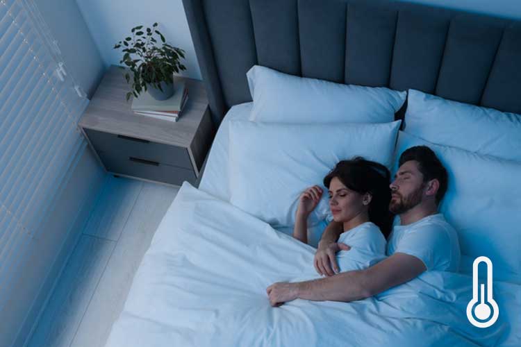 Paar schläft in einem gemütlichen Bett