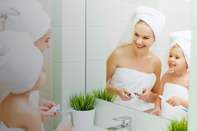 Mutter mit Kind beim Zähneputzen