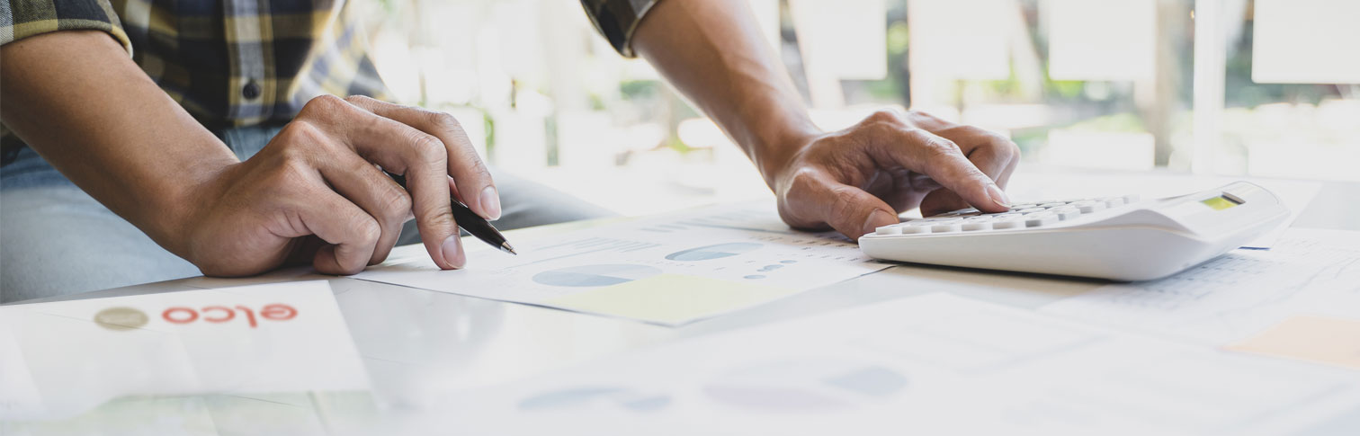 ELCO Preisliste liegt auf dem Tisch, eine Person tippt auf einem Taschenrechner