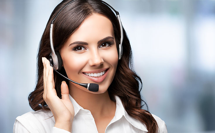 ELCO-Mitarbeiterin telefoniert über ein Headset mit Kunden