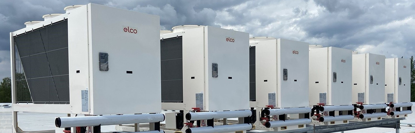 Die Luft-Wasser Wärmepumpe AEROTOP L ist als Kaskade installiert.