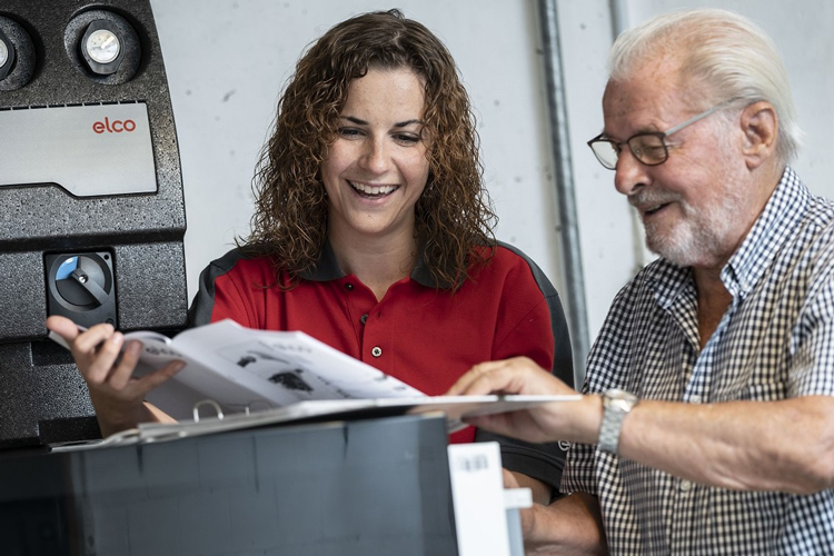 Servicefrau beim Einsatz im Gespräch mit einem Mann