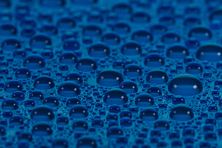 Wassertropfen auf blauem Hintergrund