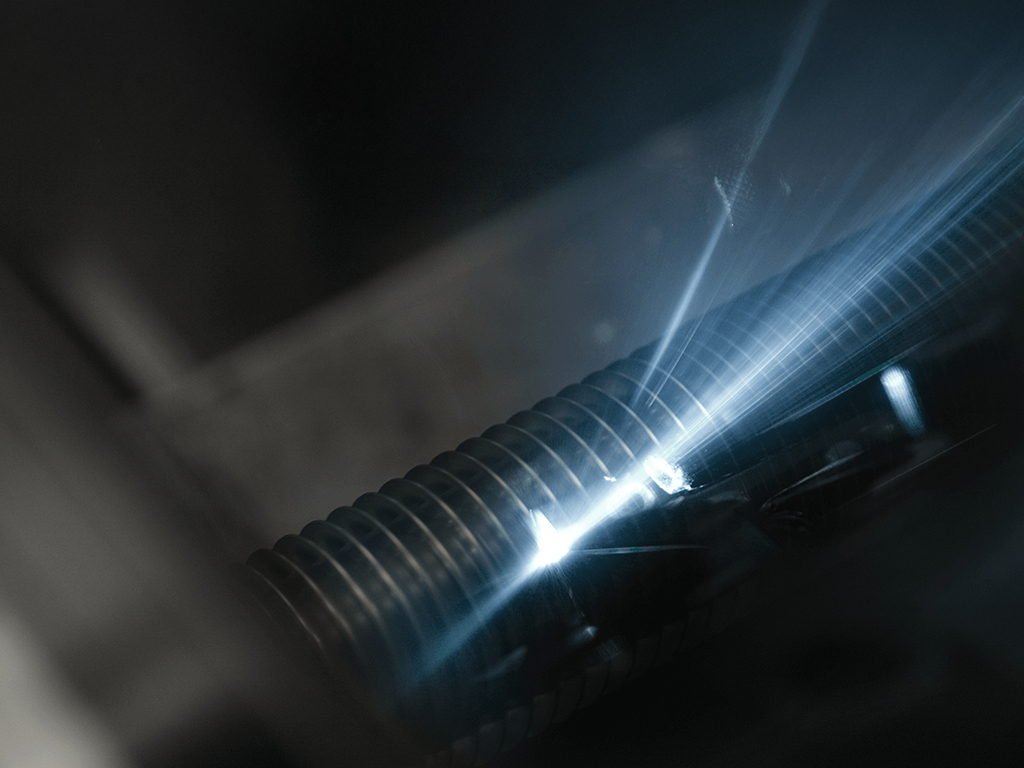 Lasergeschweißtes Rippenrohr aus Edelstahl und Sicht des Laserstrahls