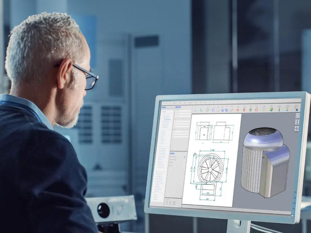 Ein Mann, der am Computer arbeitet und ein 3D-Modell sowie technische Zeichnungen einer Wärmepumpe auf dem Bildschirm betrachtet