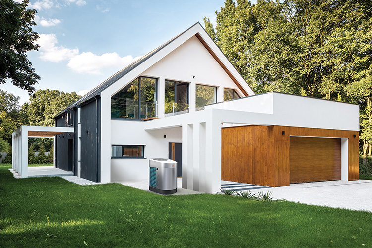 Modernes Einfamilienhaus auf einem Waldgrundstück mit einer Wärmepumpe im Vorgarten