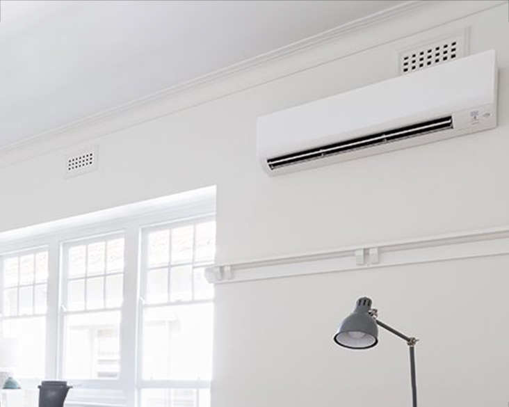 Gebläsekonvektor montiert an einer Zimmerwand in einem weißgehaltenen Büro