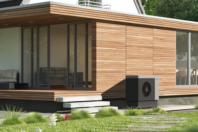 Modernisiertes Haus mit AEROTOP SPK 7/10 auf der linken Seite und Mehrfamilienhaus mit AEROTOP SPK 16/20 auf der rechten Seite