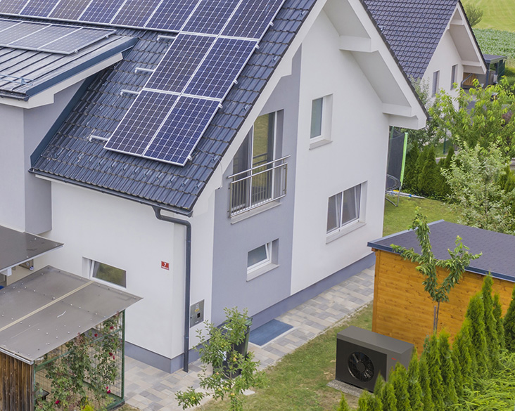 Einfamilienhaus mit Garten und Photovoltaik-Anlage auf dem Dach