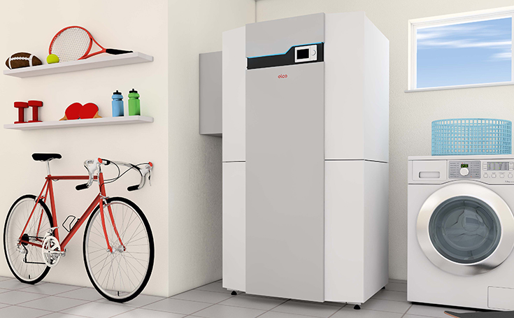 Moderner Hauswirtschaftsraum mit rotem Fahrrad, großer Wärmepumpe und Waschmaschine. An der Wand befinden sich Regale mit Sportausrüstung und Trinkflaschen. Ein Fenster lässt Tageslicht herein.