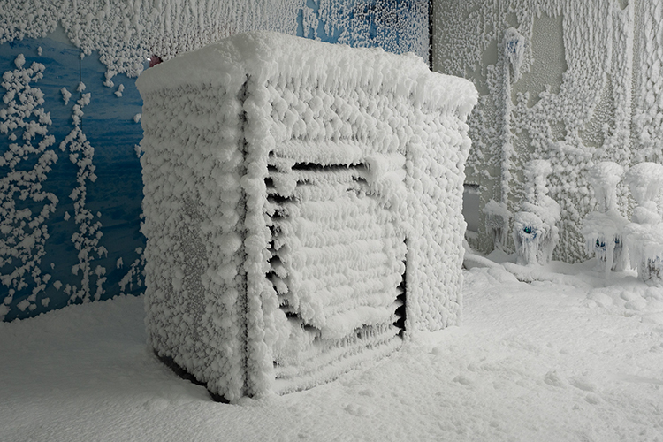 Stark vereister Raum mit vollständig eingefrorener Wärmepumpe in einem Kältesimulationslabor